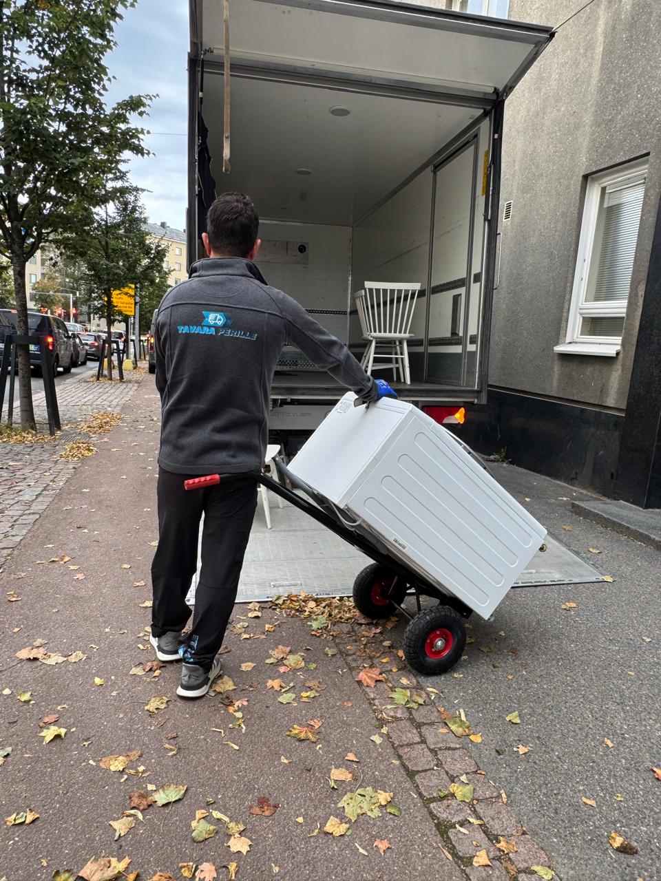 Pesukoneen kuljetus – kodinkoneen siirto nokkakärryllä