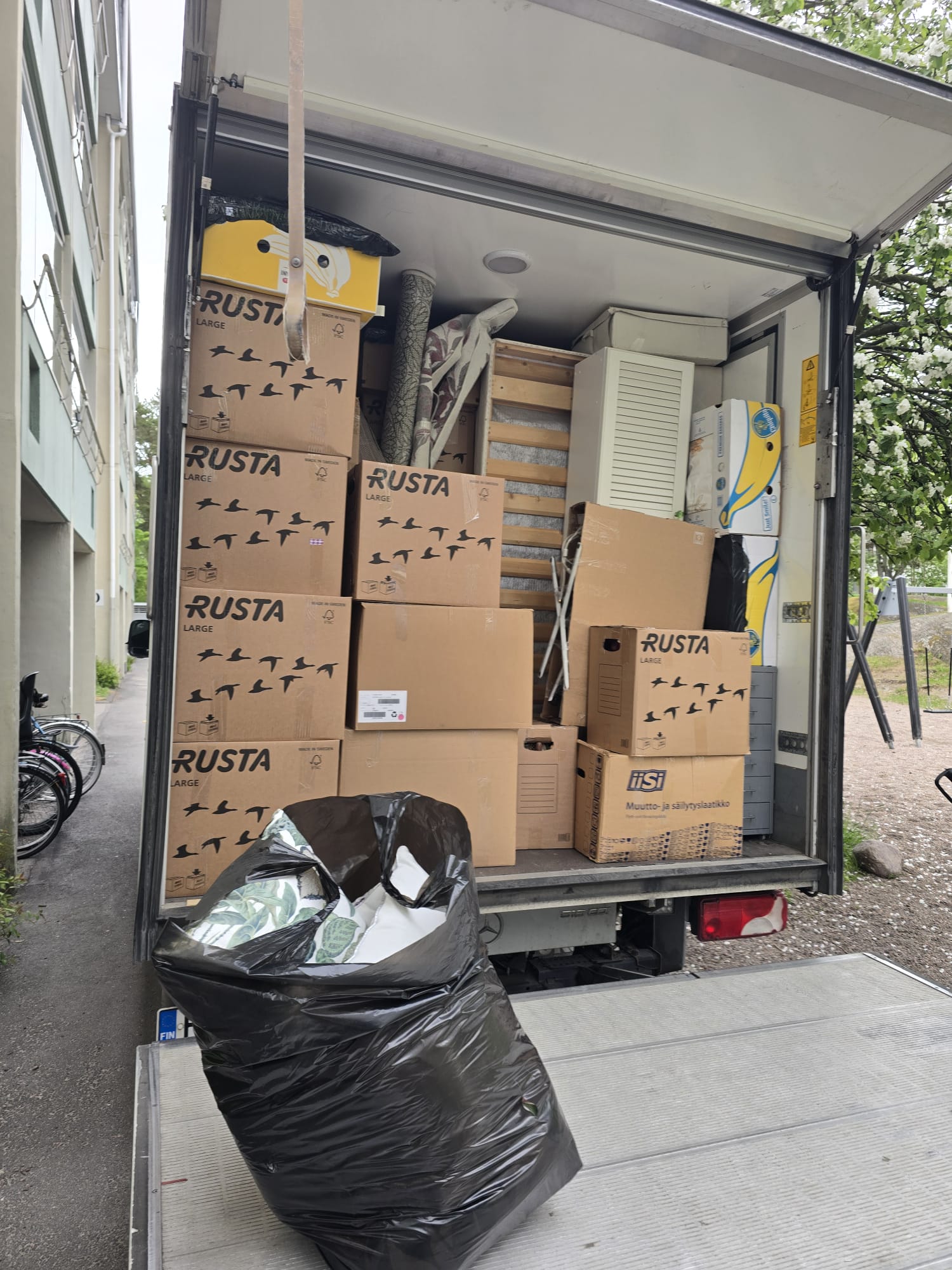 Huonekalujen kuljetus – huonekalut suojattuna kuorma-autossa