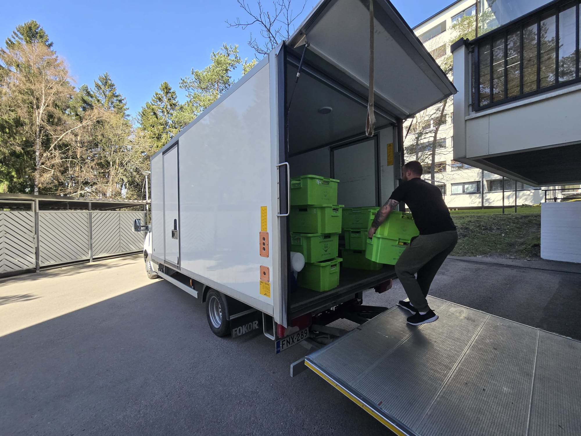 Halpa muuttopalvelu Helsinki – muuttolaatikoiden lastaus