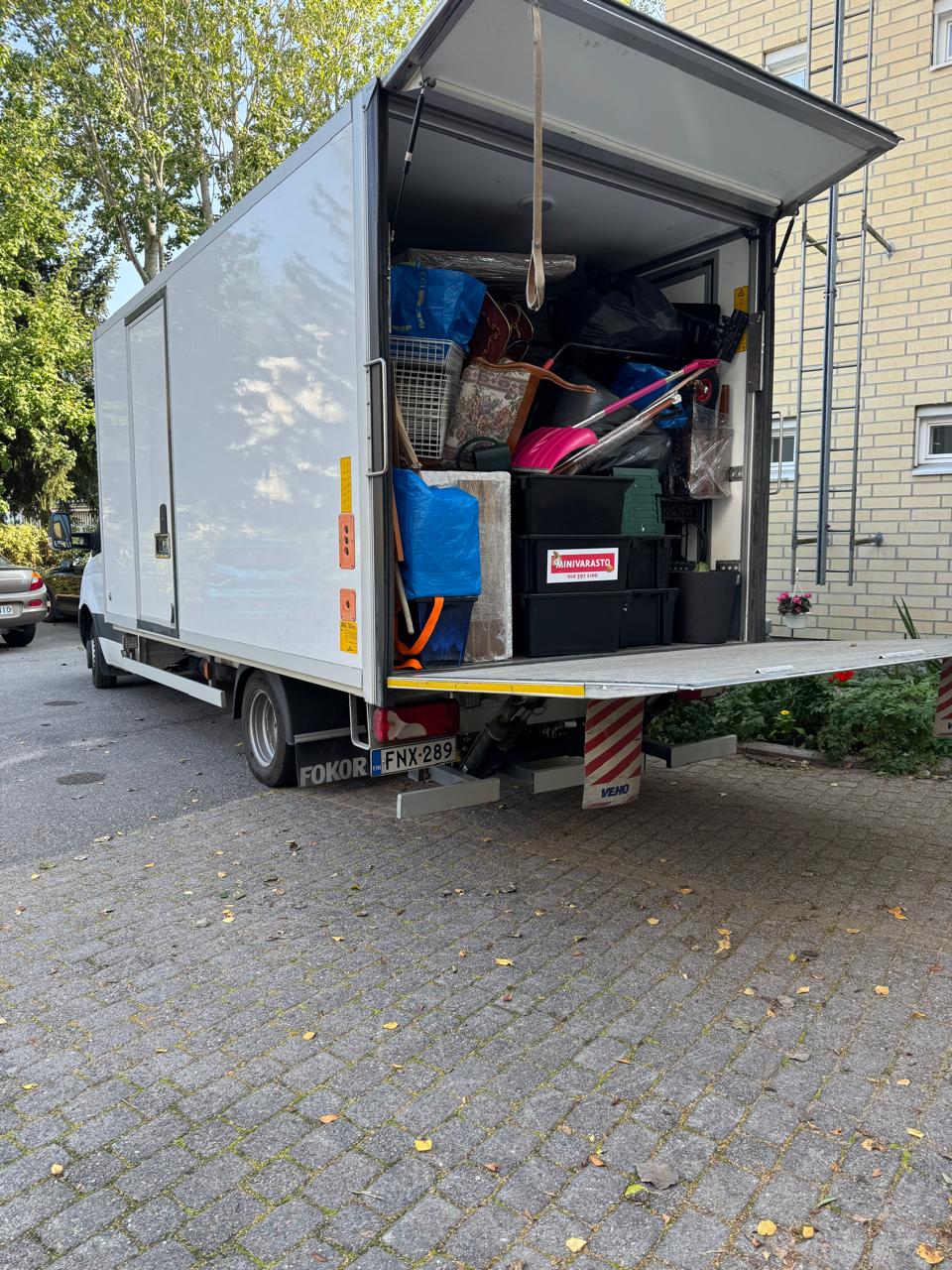 Kuljetuspalvelu Helsinki – täyteen lastattu muuttoauto