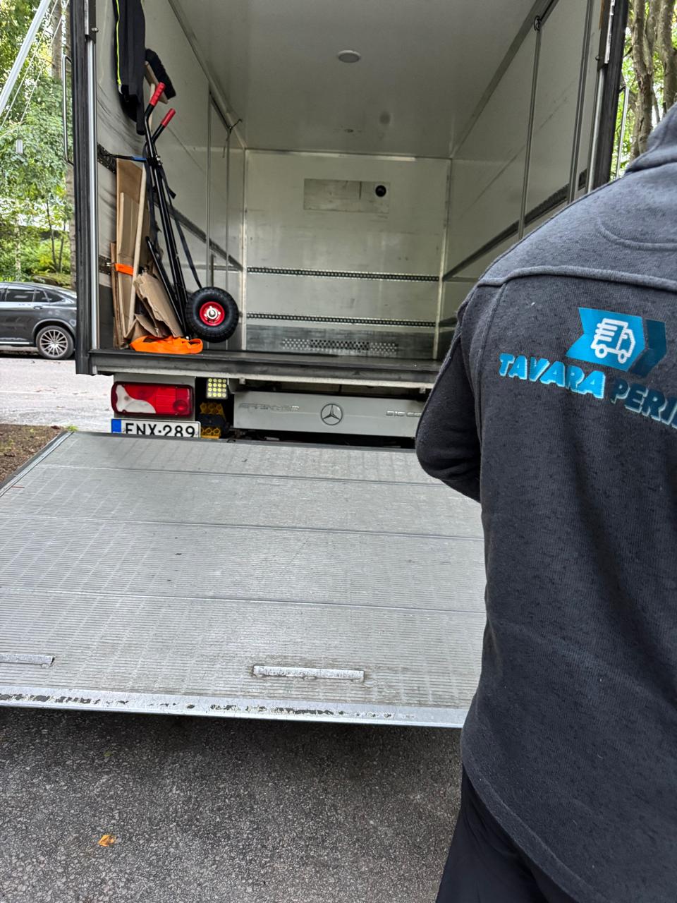 Yksittäisen huonekalun kuljetus – takalaitanostin käytössä