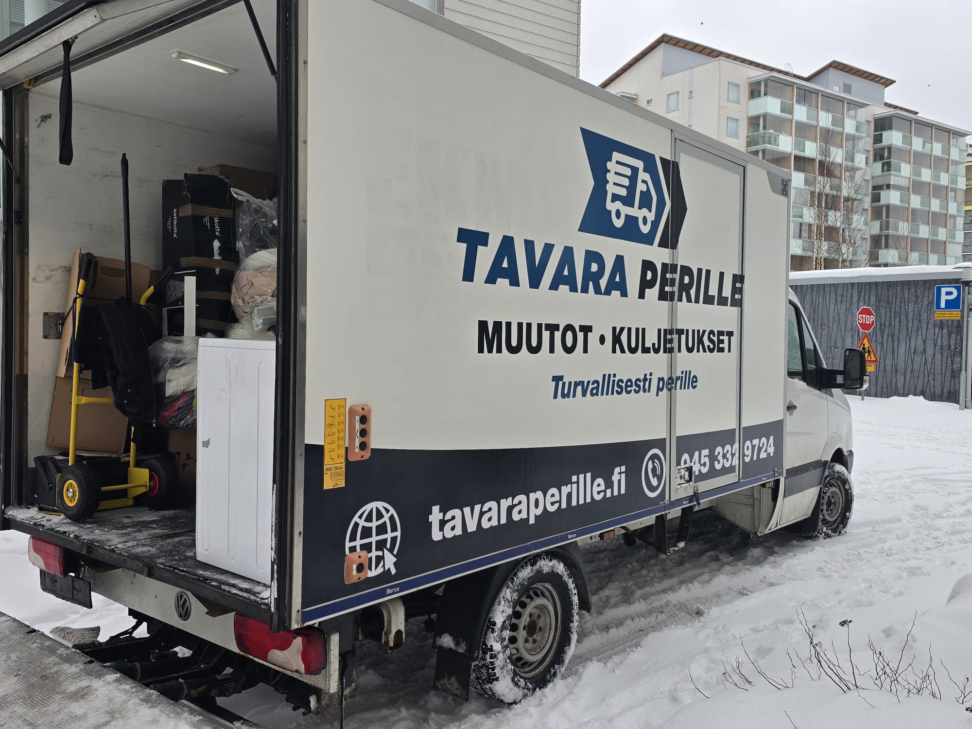 Tavaraperille muuttopalvelu Helsinki – muuttoauto lastauksessa