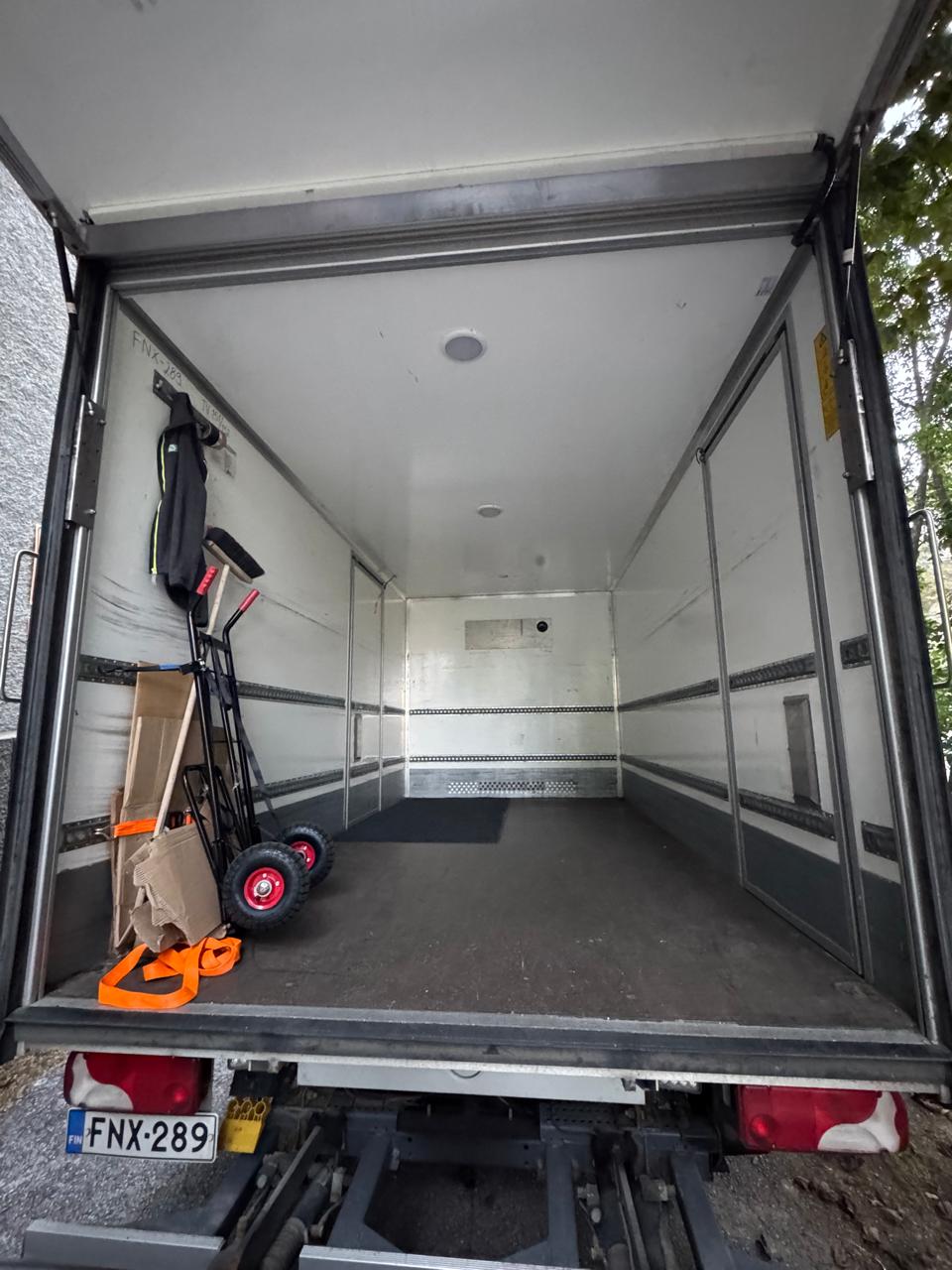 Loppusiivous – tyhjä muuttoauto muuton jälkeen