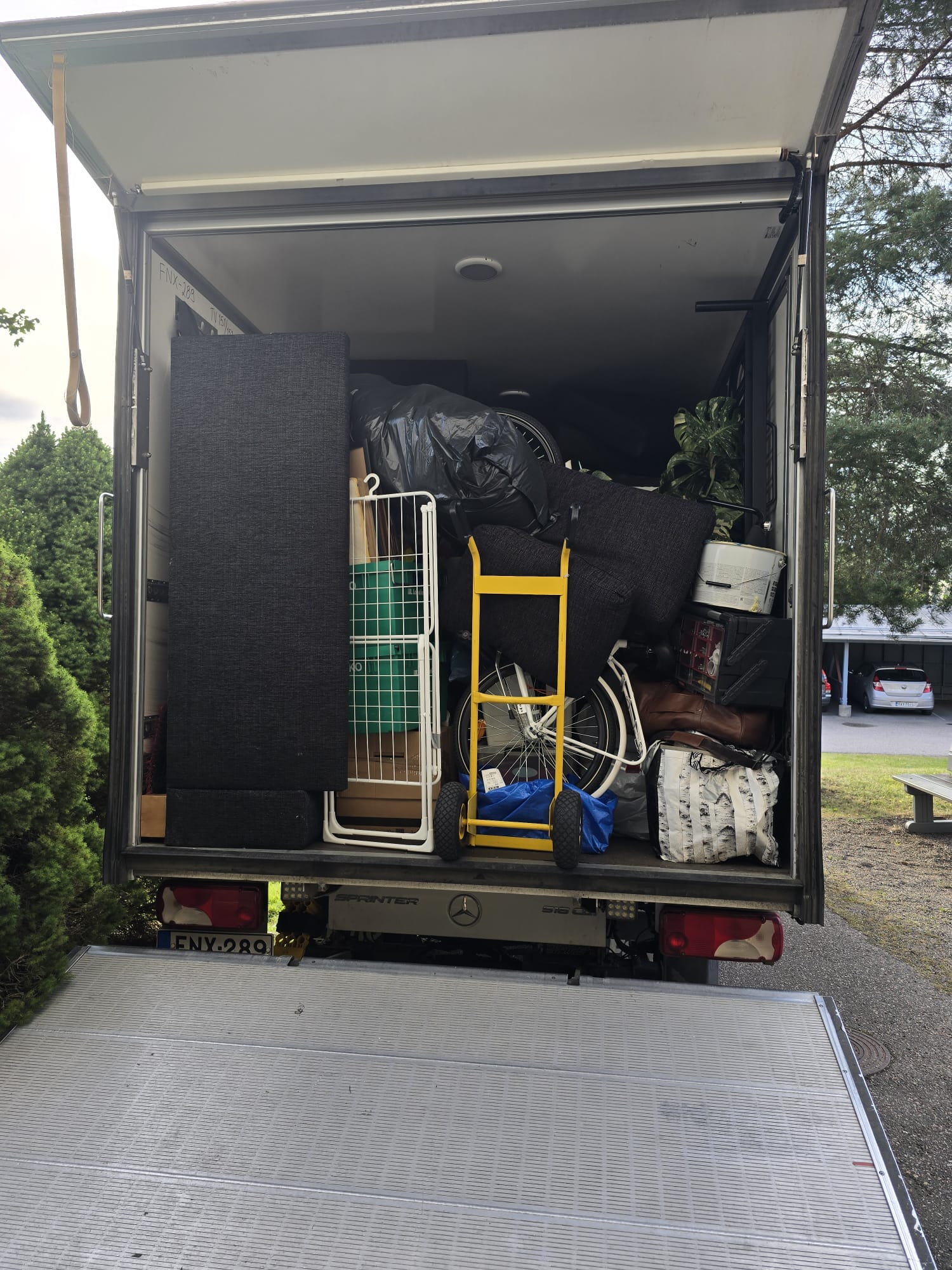 Kotimuutto – muuttoauto täynnä huonekaluja ja tavaroita