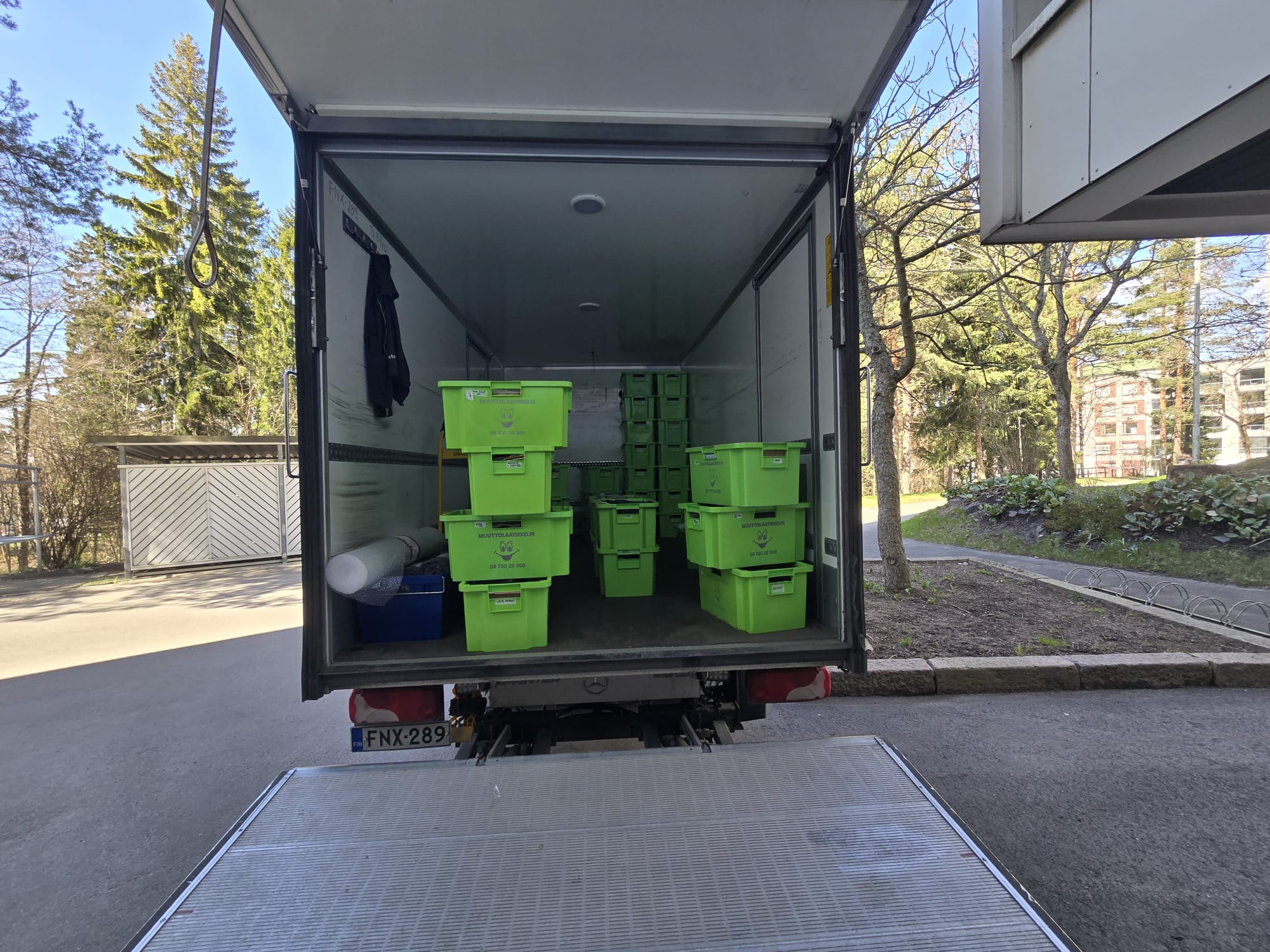 Muuttolaatikoiden vuokraus – puhtaat Rastec-muuttolaatikot muuttoautossa