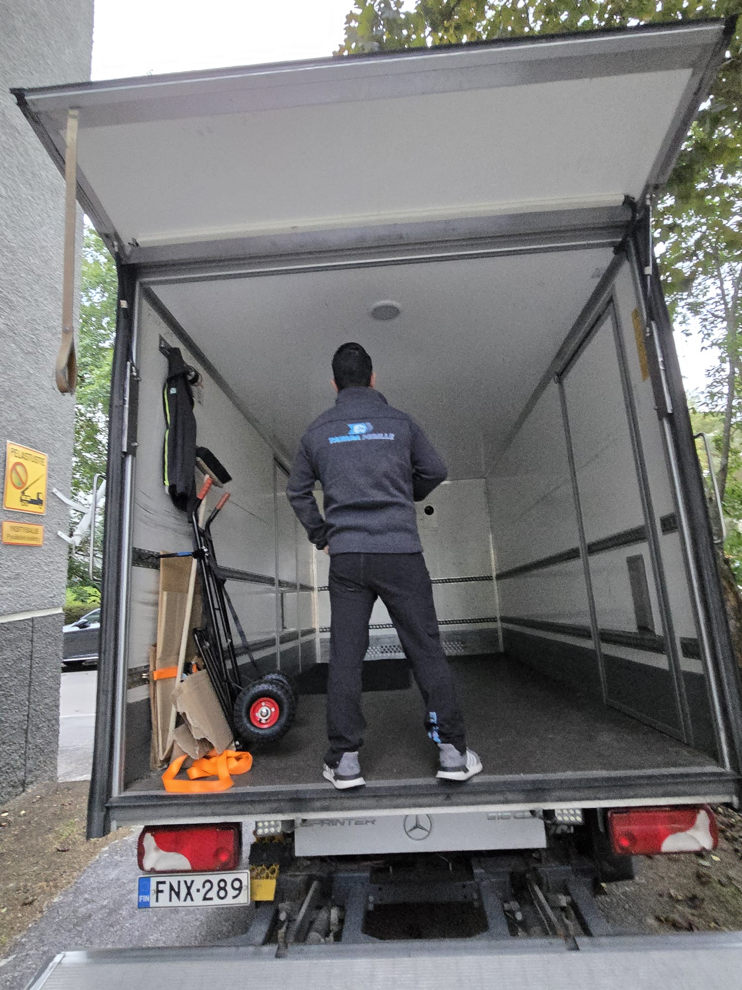 Huonekalujen kokoamispalvelu – ammattilainen muuttoautossa